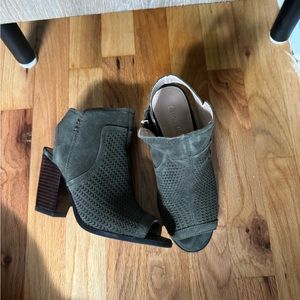 Essex Lane NWOT olive ankle booties size 6